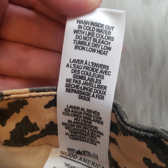 SALE! Good American Good Waist Crop Zebra - Picture 11 of 12